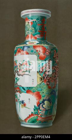 K'ang-Hsi-Vase in Farben DEKORIERT CLUB-FÖRMIGE VASE (Pang-chih P’ing) 18,5 cm hoch, reich dekoriert mit den brillantesten Emaille-Farben der K'ang-hsi-Zeit (1662-1722). Aus dem Buch " ORIENTAL CERAMIC ART COLLECTION OF William Thompson Walters ", veröffentlicht 1897 Stockfoto