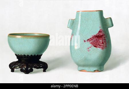 ZWEI PRIMITIVE TEILE. TEETASSE (Ch'a Wan) aus dem kaiserlichen Hang-chou-Porzellan (Kuan Yao) der südlichen Sung-Dynastie (1127-1279) in halbkugelförmiger Form und eine VASE FÜR BLUMEN (Hua Tsun) aus dem typischen Porzellan der Yuan-Dynastie (Yuan TZ'U, 12S0-IJ67) in abgerundeter Form, mit zwei quadratischen, bronzförmigen Griffen. Die Verglasung, die dick gestreut ist, verläuft in einer unheimlichen Masse aus dem Buch „ ORIENTAL CERAMIC ART COLLECTION OF William Thompson Walters “, das 1897 veröffentlicht wurde Stockfoto