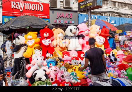 Bunte, bunte Kuscheltiere zum Verkauf an einem Verkaufsstand in der New Market Area von Taltala, Kalkutta, Hauptstadt Westbengalen, Indien Stockfoto