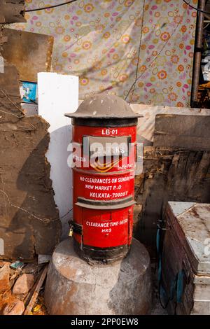 Roter Briefkasten am Straßenrand in der neuen Marktgegend von Taltala, Kalkutta, Westbengalen, Indien Stockfoto