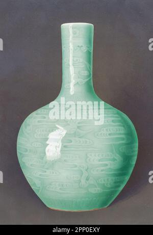 GEÄTZTE ZELADONVASE die Periode wäre Yung-cheng (1723-35) oder Ch’ien-lung (1736-95). Aus dem Buch " ORIENTAL CERAMIC ART COLLECTION OF William Thompson Walters ", veröffentlicht 1897 Stockfoto