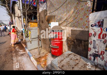 Roter Briefkasten am Straßenrand in der neuen Marktgegend von Taltala, Kalkutta, Westbengalen, Indien Stockfoto