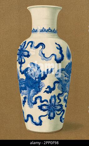 Blau-weiße Vase mit der Buddhistischen VASE Sporting Lions Ovid, genannt Kuan Yin Tsun, weil sie der rituellen Vase der Göttin der Barmherzigkeit ähnelt, 18 cm hoch, in schattigen Blautönen dekoriert, im charakteristischen Stil und der Farbe der K'ang-hsi-Zeit (1662-1722). Aus dem Buch " ORIENTAL CERAMIC ART COLLECTION OF William Thompson Walters ", veröffentlicht 1897 Stockfoto