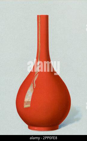 KORALLENROTE VASE in FLASCHENFORM (Hua P'ing), emailliert mit einer einfarbigen korallenroten Glasur von perfekter Reinheit, die einen bemerkenswert einheitlichen Zinnoberton aufweist. Die Lippe wird durch eine weiße Linie definiert. Der Fuß ist darunter mit einer weißen Glasur in grünlichem Ton beschichtet, wobei ein Ring aus Paste von grauer Farbe freiliegt. Es ist keine Markierung angebracht; es gehört wahrscheinlich zur Ch'ien-Iung-Zeit (1736-1795) aus dem Buch " ORIENTAL CERAMIC ART COLLECTION OF William Thompson Walters ", das 1897 veröffentlicht wurde Stockfoto
