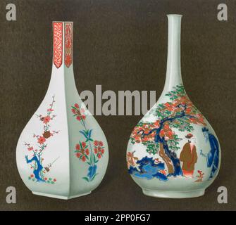 ZWEI ALTE JAPANISCHE IMARI-SAKE-FLASCHEN. (Tokuri), mit quadratischem Querschnitt, mit einem gewölbten Körper, der sich anmutig bis zu einem schlanken Hals verjüngt und in einem quadratischen, dünnen Mund endet. Periode, etwa 1700 aus dem Buch " ORIENTAL CERAMIC ART COLLECTION OF William Thompson Walters ", veröffentlicht 1897 Stockfoto