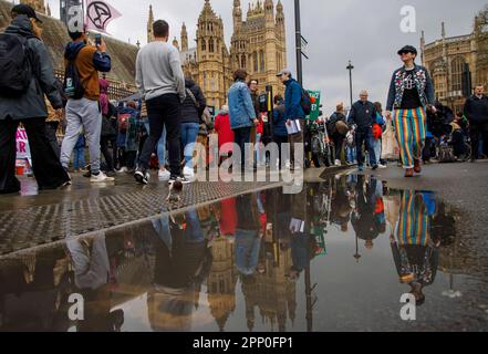 London, Großbritannien. 21. April 2023. Mitglieder des Aussterbens Rebellion demonstrieren auf dem Parlamentsplatz. Sie betonen die Klimakrise und die Unfähigkeit der Regierung, etwas dagegen zu Unternehmen. „The Big One“ läuft vom 21-24. April an und wird voraussichtlich 30.000 Menschen umwerben. Sie fordern, dass die britische Regierung alle Schadstoffe aus fossilen Brennstoffen sofort stoppt. Kredit: Karl Black/Alamy Live News Stockfoto