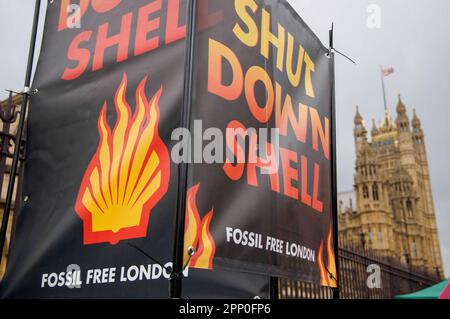 London, Großbritannien. 21. April 2023. Mitglieder des Aussterbens Rebellion demonstrieren auf dem Parlamentsplatz. Sie betonen die Klimakrise und die Unfähigkeit der Regierung, etwas dagegen zu Unternehmen. „The Big One“ läuft vom 21-24. April an und wird voraussichtlich 30.000 Menschen umwerben. Sie fordern, dass die britische Regierung alle Schadstoffe aus fossilen Brennstoffen sofort stoppt. Kredit: Karl Black/Alamy Live News Stockfoto