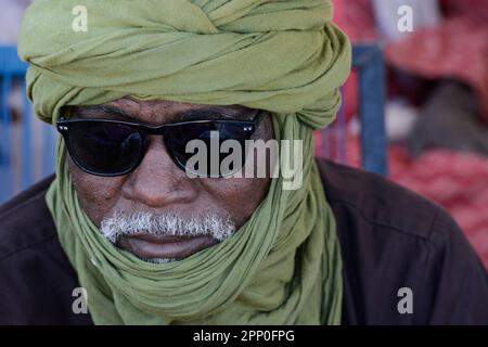 MALI, Gao, Dorf BAGOUNDJI, Mann trägt Boubou und Tagelmust Kopfbedeckung / Dorf BAGOUNDJI, Mann mit Boubou und Tagelmust Stockfoto