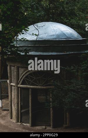 Fasan. Großer Käfig für Fasane im Garten. Stockfoto