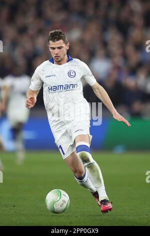 Stratford, London, Großbritannien. 20. April 2023. Hugo Cuypers von KAA Gent auf dem Ball während des Viertelfinalspiels der UEFA Europa Conference League zwischen West Ham United und KAA Genk am Donnerstag, den 20. April 2023 im London Stadium in Stratford. (Foto: Tom West | MI News) Guthaben: MI News & Sport /Alamy Live News Stockfoto