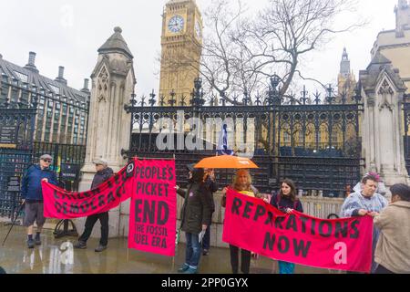 London, Großbritannien. 21. April 2023. Öko-Aktivisten, Aussterbende Rebellion, Greenpeace und Anhänger versammelten sich in den Parlamentsgebäuden, um für eine nachhaltige Welt zu demonstrieren. Kredit: Uwe Deffner/Alamy Live News Stockfoto