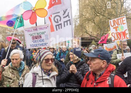 London, Großbritannien. 21. April 2023. Öko-Aktivisten, Aussterbende Rebellion, Greenpeace und Anhänger versammelten sich in den Parlamentsgebäuden, um für eine nachhaltige Welt zu demonstrieren. Kredit: Uwe Deffner/Alamy Live News Stockfoto