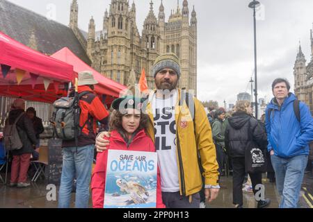 London, Großbritannien. 21. April 2023. Öko-Aktivisten, Aussterbende Rebellion, Greenpeace und Anhänger versammelten sich in den Parlamentsgebäuden, um für eine nachhaltige Welt zu demonstrieren. Kredit: Uwe Deffner/Alamy Live News Stockfoto