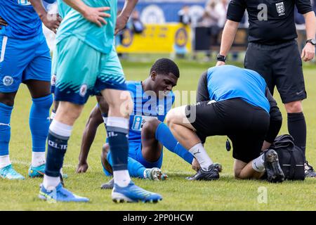 Colin Oppong wird bei einem Fußballspiel gegen Stalybridge Celtic in Gorsey Lane, Warrington, Cheshire wegen einer Verletzung des Knöchels behandelt Stockfoto