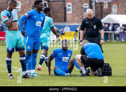 Colin Oppong wird bei einem Fußballspiel gegen Stalybridge Celtic in Gorsey Lane, Warrington, Cheshire wegen einer Verletzung des Knöchels behandelt Stockfoto