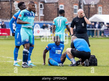 Colin Oppong wird bei einem Fußballspiel gegen Stalybridge Celtic in Gorsey Lane, Warrington, Cheshire wegen einer Verletzung des Knöchels behandelt Stockfoto