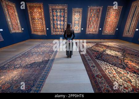 Christie's, London, Großbritannien. 21. April 2023. Die Auktion „Kunst der islamischen und indischen Welt“, einschließlich orientalischer Teppiche und Teppiche, findet am 27. April statt. Kredit: Malcolm Park/Alamy Live News Stockfoto