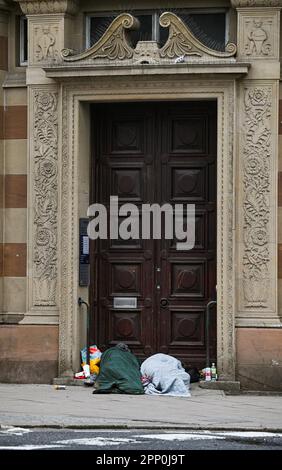 Obdachlose, harte Schläfer in der Tür einer NatWest Bank in Brighton, England, Großbritannien Stockfoto