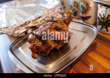 Langsam gekochtes Lammkeul zum Mittag- oder Abendessen in Großbritannien, besonders zu Ostern Stockfoto