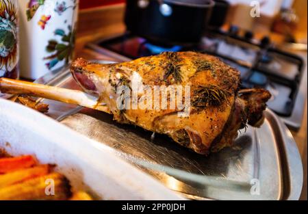 Langsam gekochtes Lammkeul zum Mittag- oder Abendessen in Großbritannien, besonders zu Ostern Stockfoto