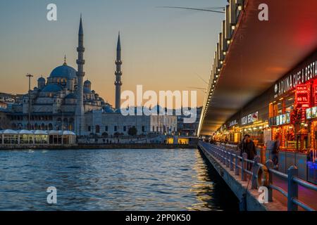 Galata-Brücke und Neue Moschee (Yeni Camii) bei Sonnenuntergang, Istanbul, Türkei Stockfoto