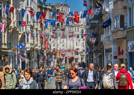 Istiklal Avenue (İstiklal Caddesi) Fußgängerzone, Beyoglu, Istanbul, Türkei Stockfoto
