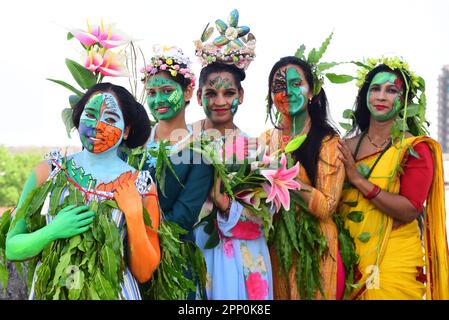 Indien, Madhya Pradesh, Jabalpur, 21. April 2023, junge Frauen mit den Botschaften auf ihren Gesichtern, die dringend die Erde retten wollen, in einem Programm am Vorabend des Earth Day in Jabalpur. Foto von - Uma Shankar Mishra Credit: Live News Stockfoto