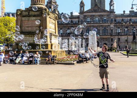 Glasgow, Großbritannien. 21. April 2023. Mit dem anhaltenden sonnigen und warmen Frühlingswetter kehren die Menschen zum George Square im Freiluftbereich im Zentrum von Glasgow, Schottland, UK Credit: Findlay/Alamy Live News zurück Stockfoto