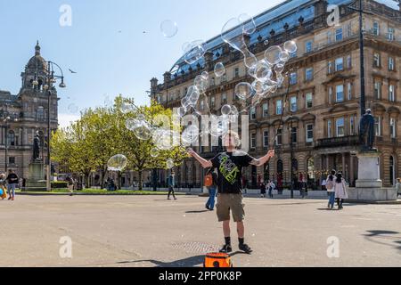 Glasgow, Großbritannien. 21. April 2023. Mit dem anhaltenden sonnigen und warmen Frühlingswetter kehren die Menschen zum George Square im Freiluftbereich im Zentrum von Glasgow, Schottland, UK Credit: Findlay/Alamy Live News zurück Stockfoto