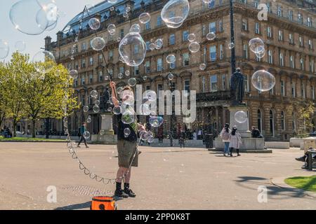 Glasgow, Großbritannien. 21. April 2023. Mit dem anhaltenden sonnigen und warmen Frühlingswetter kehren die Menschen zum George Square im Freiluftbereich im Zentrum von Glasgow, Schottland, UK Credit: Findlay/Alamy Live News zurück Stockfoto