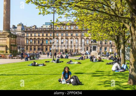 Glasgow, Großbritannien. 21. April 2023. Mit dem anhaltenden sonnigen und warmen Frühlingswetter kehren die Menschen zum George Square im Freiluftbereich im Zentrum von Glasgow, Schottland, UK Credit: Findlay/Alamy Live News zurück Stockfoto