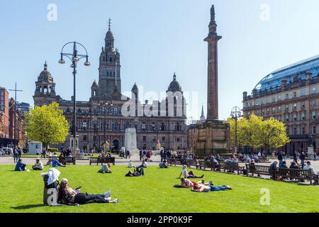 Glasgow, Großbritannien. 21. April 2023. Mit dem anhaltenden sonnigen und warmen Frühlingswetter kehren die Menschen zum George Square im Freiluftbereich im Zentrum von Glasgow, Schottland, UK Credit: Findlay/Alamy Live News zurück Stockfoto