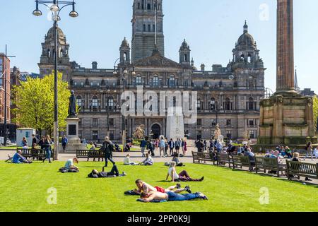 Glasgow, Großbritannien. 21. April 2023. Mit dem anhaltenden sonnigen und warmen Frühlingswetter kehren die Menschen zum George Square im Freiluftbereich im Zentrum von Glasgow, Schottland, UK Credit: Findlay/Alamy Live News zurück Stockfoto