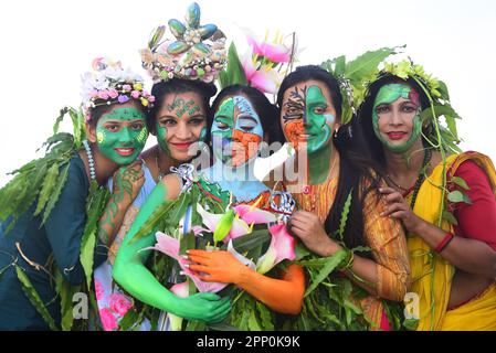 Indien, Madhya Pradesh, Jabalpur, 21. April 2023, junge Frauen mit den Botschaften auf ihren Gesichtern, die dringend die Erde retten wollen, in einem Programm am Vorabend des Earth Day in Jabalpur. Foto von - Uma Shankar Mishra Credit: Live News Stockfoto