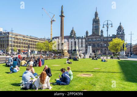 Glasgow, Großbritannien. 21. April 2023. Mit dem anhaltenden sonnigen und warmen Frühlingswetter kehren die Menschen zum George Square im Freiluftbereich im Zentrum von Glasgow, Schottland, UK Credit: Findlay/Alamy Live News zurück Stockfoto