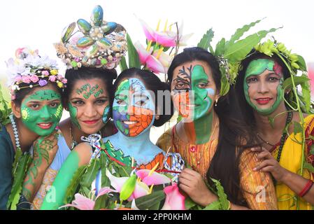 Indien, Madhya Pradesh, Jabalpur, 21. April 2023, junge Frauen mit den Botschaften auf ihren Gesichtern, die dringend die Erde retten wollen, in einem Programm am Vorabend des Earth Day in Jabalpur. Foto von - Uma Shankar Mishra Credit: Live News Stockfoto