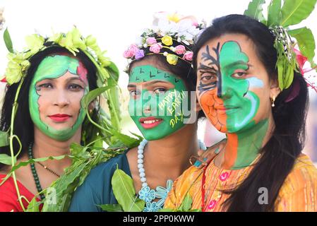 Indien, Madhya Pradesh, Jabalpur, 21. April 2023, junge Frauen mit den Botschaften auf ihren Gesichtern, die dringend die Erde retten wollen, in einem Programm am Vorabend des Earth Day in Jabalpur. Foto von - Uma Shankar Mishra Credit: Live News Stockfoto