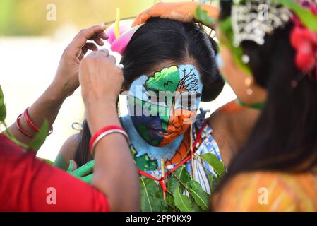 Indien, Madhya Pradesh, Jabalpur, 21. April 2023, junge Frauen mit den Botschaften auf ihren Gesichtern, die dringend die Erde retten wollen, in einem Programm am Vorabend des Earth Day in Jabalpur. Foto von - Uma Shankar Mishra Credit: Live News Stockfoto