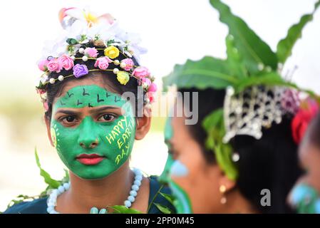 Indien, Madhya Pradesh, Jabalpur, 21. April 2023, junge Frauen mit den Botschaften auf ihren Gesichtern, die dringend die Erde retten wollen, in einem Programm am Vorabend des Earth Day in Jabalpur. Foto von - Uma Shankar Mishra Credit: Live News Stockfoto