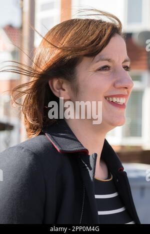 Bridget Phillipson Abgeordnete, Schattenstaatssekretär für Bildung, führt Wahlkampf bei den Kommunalwahlen im Mai. Stockfoto