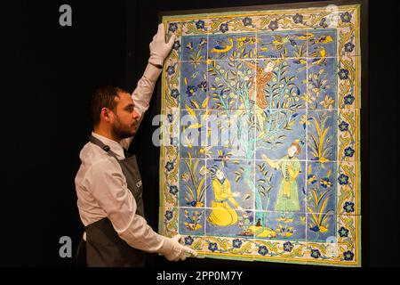 London UK. 21. APRIL 2023. EINE GROSSE UND BEEINDRUCKENDE SAFAVID CUERDA SECA TILE PANEL WAHRSCHEINLICH ISFAHAN, IRAN, 17TH CENTURY ESTIMATE 100.000 – 150.000 GBP. Vorschau auf islamische und indische Welten, einschließlich orientalischer Teppiche und Teppiche. Der Verkauf findet am 27 . April in Christie's London statt . Kredit: amer Ghazzal/Alamy Live News Stockfoto