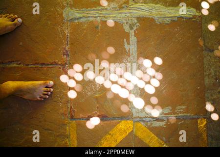 Sonnenlicht flackert durch das Dach. Stockfoto