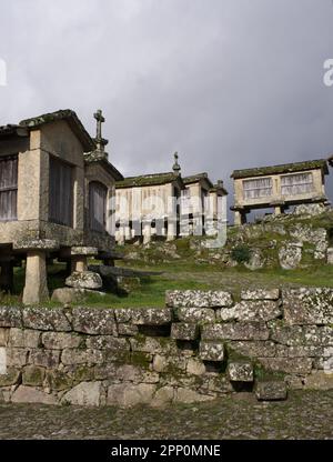 Lindoso-Kornhölzer oder Espigueiros de Lindoso in Portugal auch Canastro, canico oder Horreo genannt. Die Funktion besteht darin, den dicken Mais durch den späteren zu trocknen Stockfoto