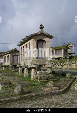 Lindoso-Kornhölzer oder Espigueiros de Lindoso in Portugal auch Canastro, canico oder Horreo genannt. Die Funktion besteht darin, den dicken Mais durch den späteren zu trocknen Stockfoto