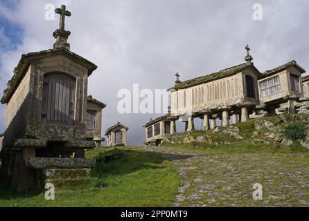 Lindoso-Kornhölzer oder Espigueiros de Lindoso in Portugal auch Canastro, canico oder Horreo genannt. Die Funktion besteht darin, den dicken Mais durch den späteren zu trocknen Stockfoto