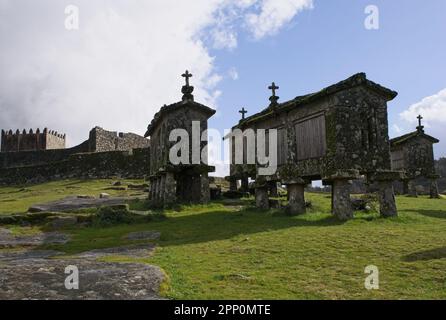 Lindoso-Kornhölzer oder Espigueiros de Lindoso in Portugal auch Canastro, canico oder Horreo genannt. Die Funktion besteht darin, den dicken Mais durch den späteren zu trocknen Stockfoto