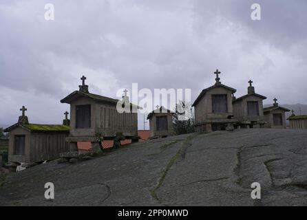 Soajo-Getreidekörner oder Espigueiros de Soajo in Portugal auch Canastro, canico oder Horreo genannt. Die Funktion besteht darin, den dicken Mais durch die seitliche c zu trocknen Stockfoto