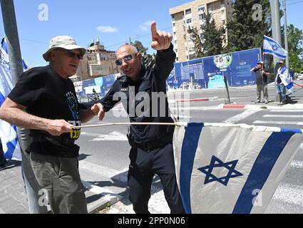 Jerusalem, Israel. 21. April 2023. Eine Polizei drängt einen israelischen Protest gegen Premierminister Benjamin Netanjahus Justizreform in Jerusalem am Freitag, den 21. April 2023. Die Demonstranten sagen, dass die Justizreform die israelische Demokratie beenden wird, da sich der jüdische Staat dem 75. Jahrestag am 25. Und 26. April nähert. Foto von Debbie Hill/ Kredit: UPI/Alamy Live News Stockfoto