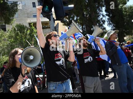 Jerusalem, Israel. 21. April 2023. Israelis protestieren gegen die Justizreform von Premierminister Benjamin Netanjahu in Jerusalem am Freitag, den 21. April 2023. Die Demonstranten sagen, dass die Justizreform die israelische Demokratie beenden wird, da sich der jüdische Staat dem 75. Jahrestag am 25. Und 26. April nähert. Foto von Debbie Hill/ Kredit: UPI/Alamy Live News Stockfoto