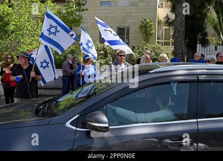 Jerusalem, Israel. 21. April 2023. Ein Blick auf die israelischen Proteste gegen Premierminister Benjamin Netanjahus Justizreform in Jerusalem am Freitag, den 21. April 2023. Die Demonstranten sagen, dass die Justizreform die israelische Demokratie beenden wird, da sich der jüdische Staat dem 75. Jahrestag am 25. Und 26. April nähert. Foto von Debbie Hill/ Kredit: UPI/Alamy Live News Stockfoto